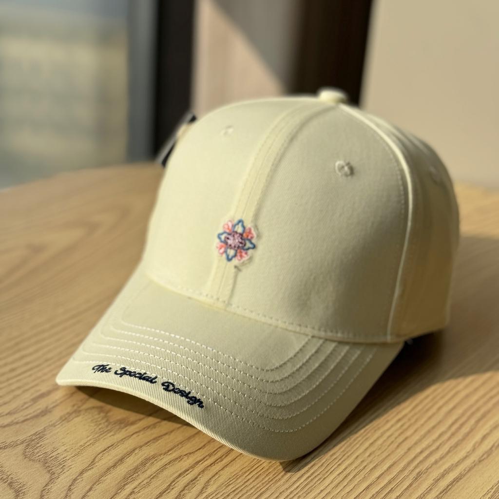 Koreanischer Baseballhut mit steifer Krempe für Damen und Herren, lässiger vielseitiger Hut mit dreidimensional gestickten Blumen, Sonnenschutz, Gesichtsformend,