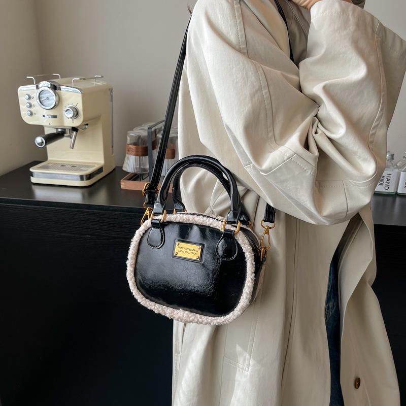 

Изысканная новая модная сумка-подушка осень и зима плюшевая сумочка женская универсальная на плечо сумка-мессенджер 19*8*14 чёрный