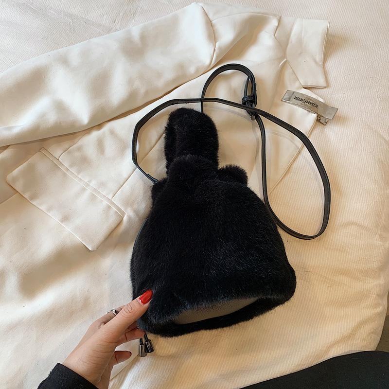 

Модная женская сумка в иностранном стиле 2024 года, новая модная сумка через плечо, простая повседневная сумка-ведро чёрный