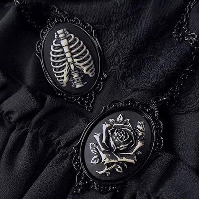 Gotische Schwarze Rose Anhänger Halskette mit freiliegendem Totenkopf Design - Handgefertigt für Liebhaber dunkler Subkulturen