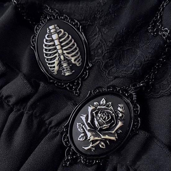 Gotische Schwarze Rose Anhänger Halskette mit freiliegendem Totenkopf Design - Handgefertigt für Liebhaber dunkler Subkulturen