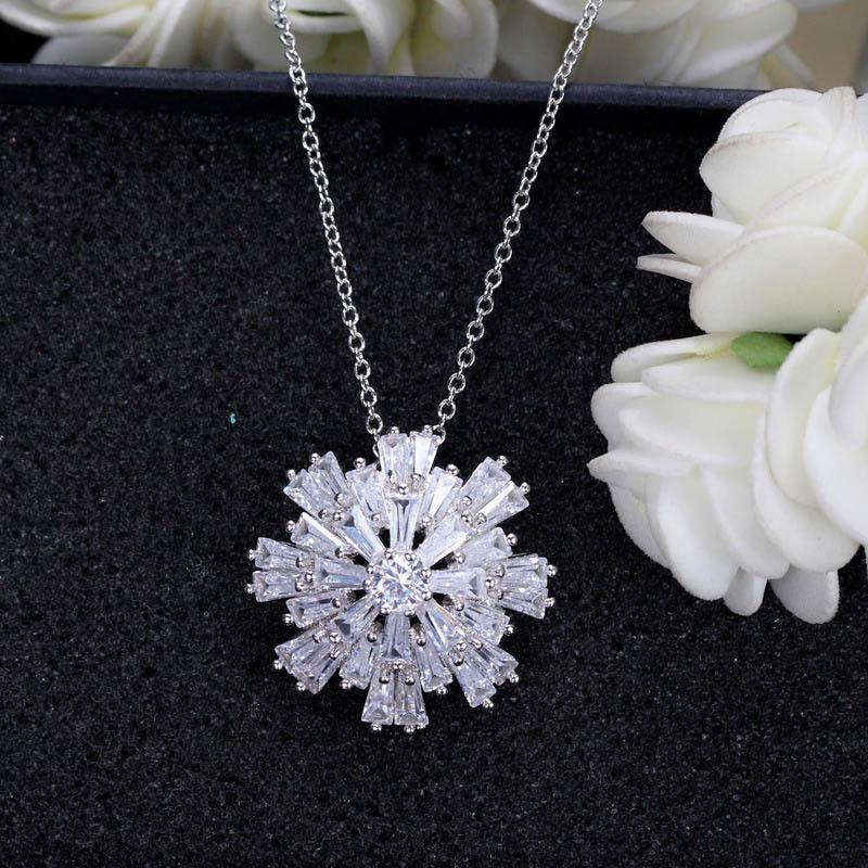 Small Fresh Jewelry Trend, Slightly Inlaid Zircon, Exquisite Three-Dimensional Snowflake Pendant