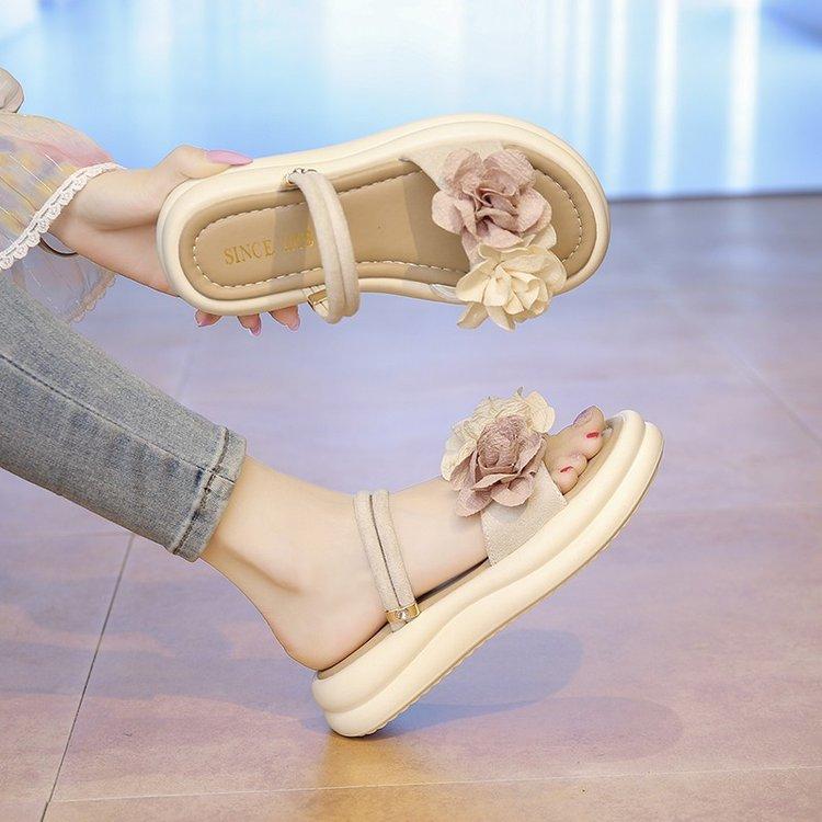 Flower Platform Slippers Women's Wear 2025 New Summer Versatile Women's Flat Bottom Non-slip Student Fashion Beach Sandals