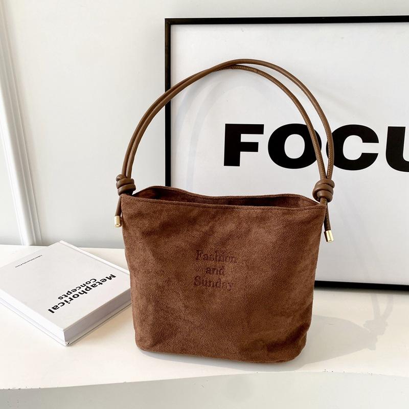 

Ранньою весною 2024 року, нова проста індивідуальна модна однотонна сумка через плече великої ємності, повсякденна приміська сумка