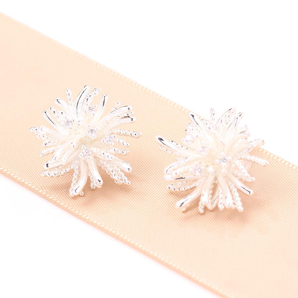 Super fairy light luxury dandelion alloy earrings Korean exaggerated electroplating three-dimensional ear clips personalized temperament fashion earri