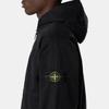 STONE ISLAND Collezione Primavera Estate SS26 Giacca con Cappuccio Bordo a Coste con Zip Doppia Tasca Logo sul Braccio Sinistro Vestibilità Ampia Comoda L1S156100068S0184-V0129