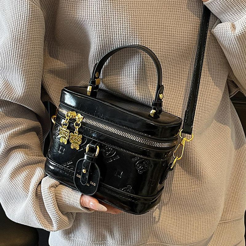 This Year's New Popular Temperament, High-end Sense, Portable Box Bag, Casual, Simple and Versatile, Cute Embossed Messenger Bag.