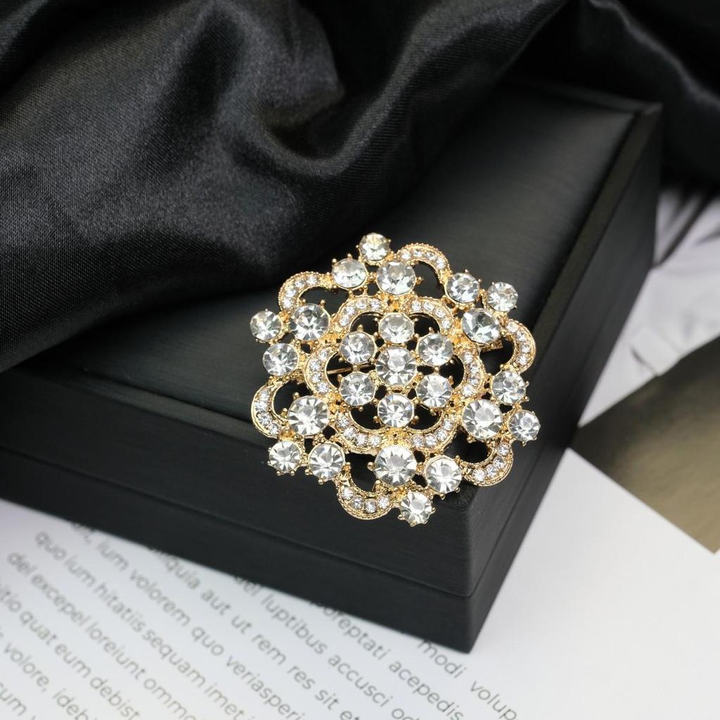 Retro Flower Pearl & Diamond Alloy Brooch Pin