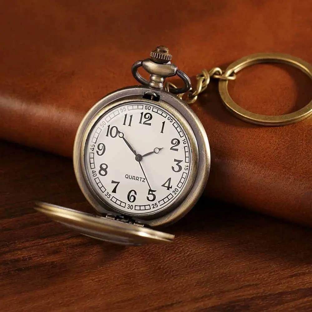 Vintage Quartz Pocket Keychain for Men & Women – Classic Retro Antique Style Timepiece, Decorative Accessory for Bags and Backpacks.