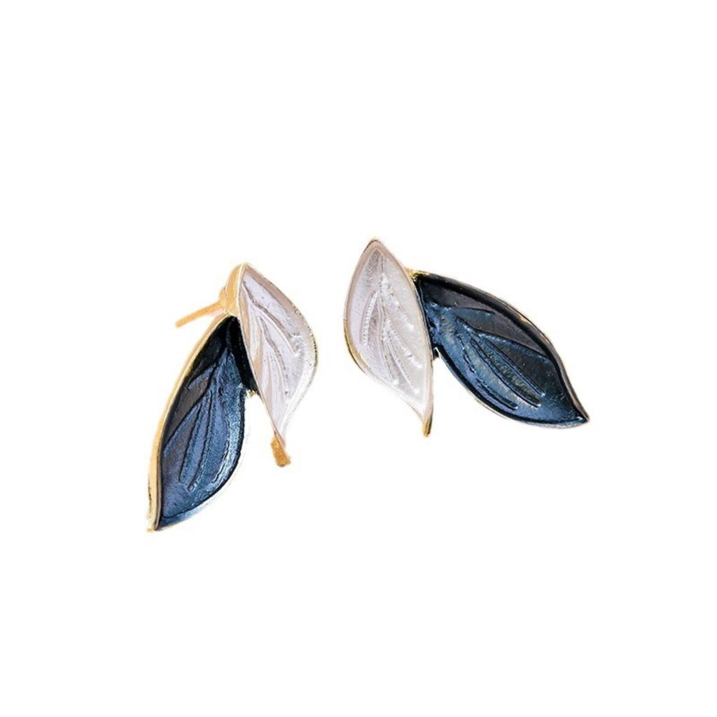 Minimalist Silver Needle Leaf Earrings for Women Simple Fashion Design Stud Earrings Nature Inspired Jewelry with Unique Artistic Details