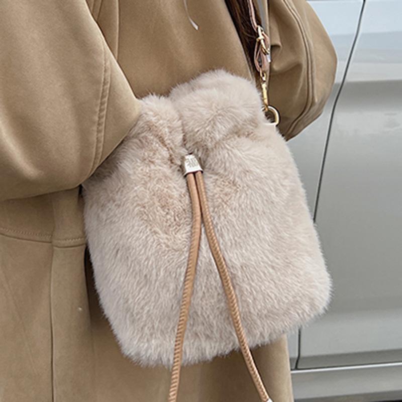 Autumn New Bucket Bag High-value Women's Single-shoulder Crossbody Simple Casual Chain Fashionable and Cute Plush Bag