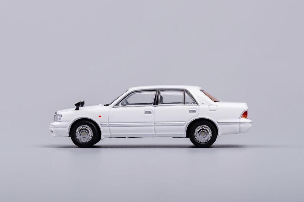 Gaincorp Products 1/64 Scale Toyota Crown JZS155 RHD White Finished Model KS-012-70
