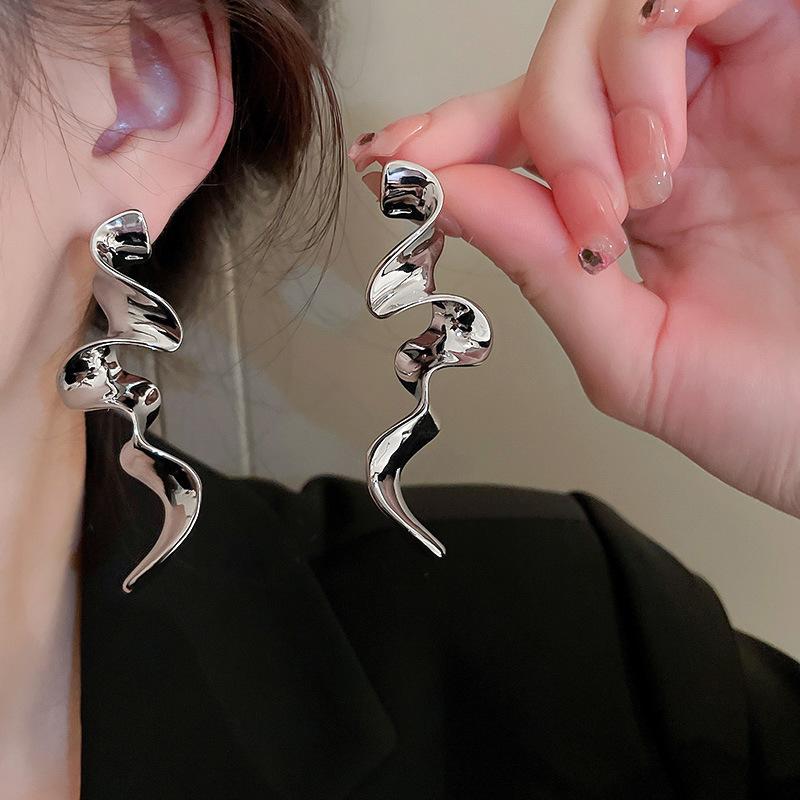 2023 Новый модный тренд Уникальный дизайн Элегантные Изящные Неправильные Геометрические Скрученные Серьги Женские Украшения Вечеринка Премиум Подарки