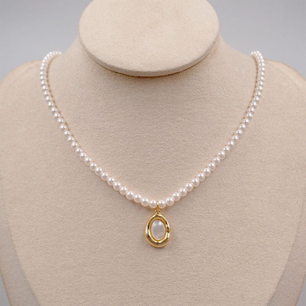 Elegant French Retro Mother-of-Pearl Clavicle Necklace with Layers and Millet Bead Pendant
