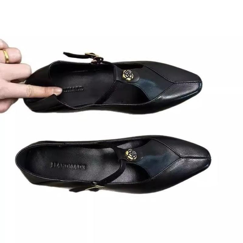 Vielseitige einwortige Schnalle hohle einzelne Schuhe Damen Frühling neu retro Kamelie dicker Absatz Pendler Mary Jane Schuhe