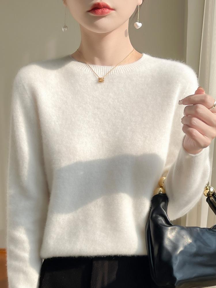 Women's Classic Round Neck Seamless Knitted Base Layer Sweater - Perfect for Autumn and Winter.