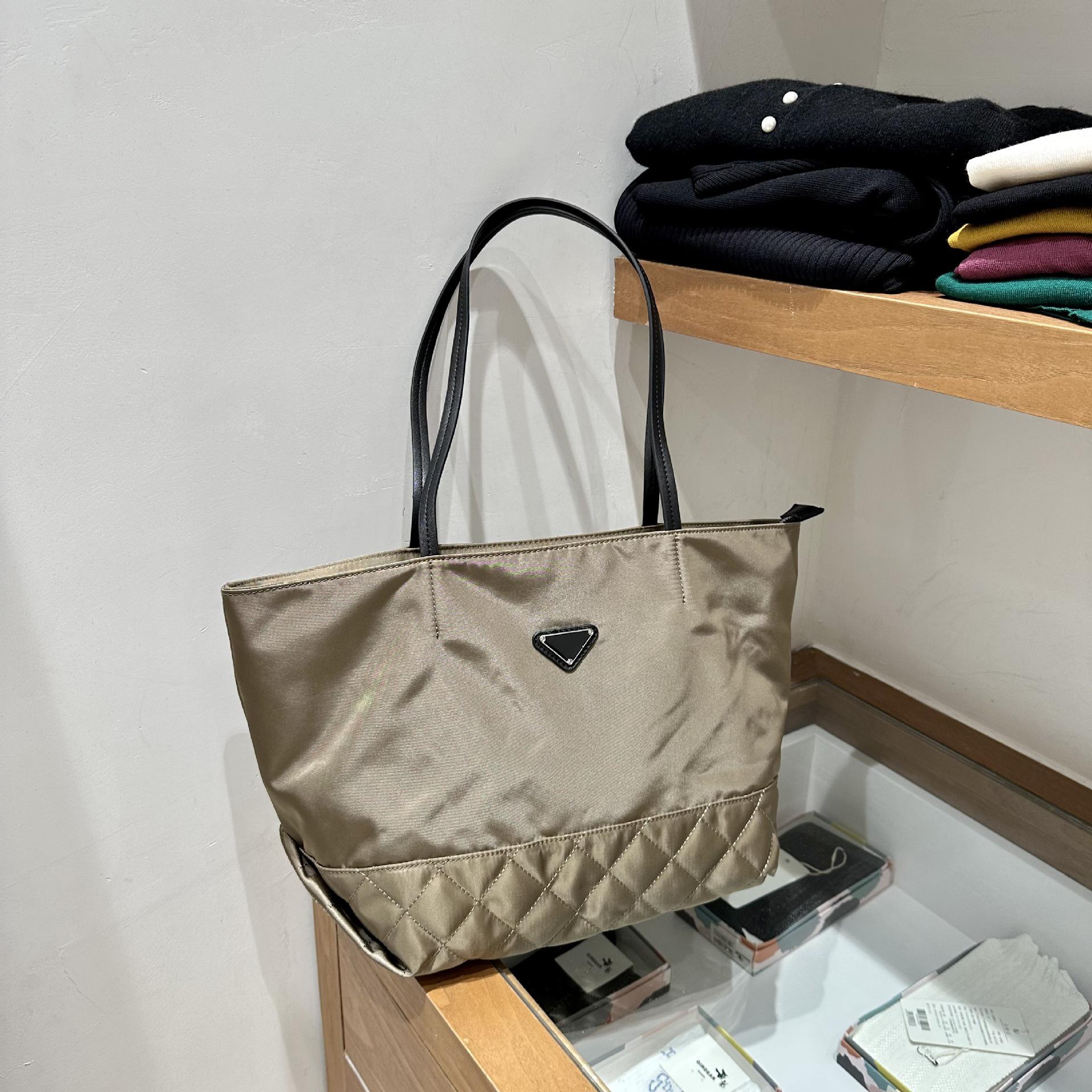 

2024 Осень/Зима Трендовая Большая Вместительная Женская Сумка Тоут на Одно Плечо хаки