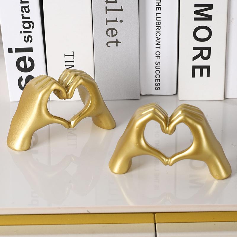 Creative Heart Hand Statue Resin Love Gesture Sculpture Desktop Ornament Bookshelf Decor Living Room Figurines Art Decoration