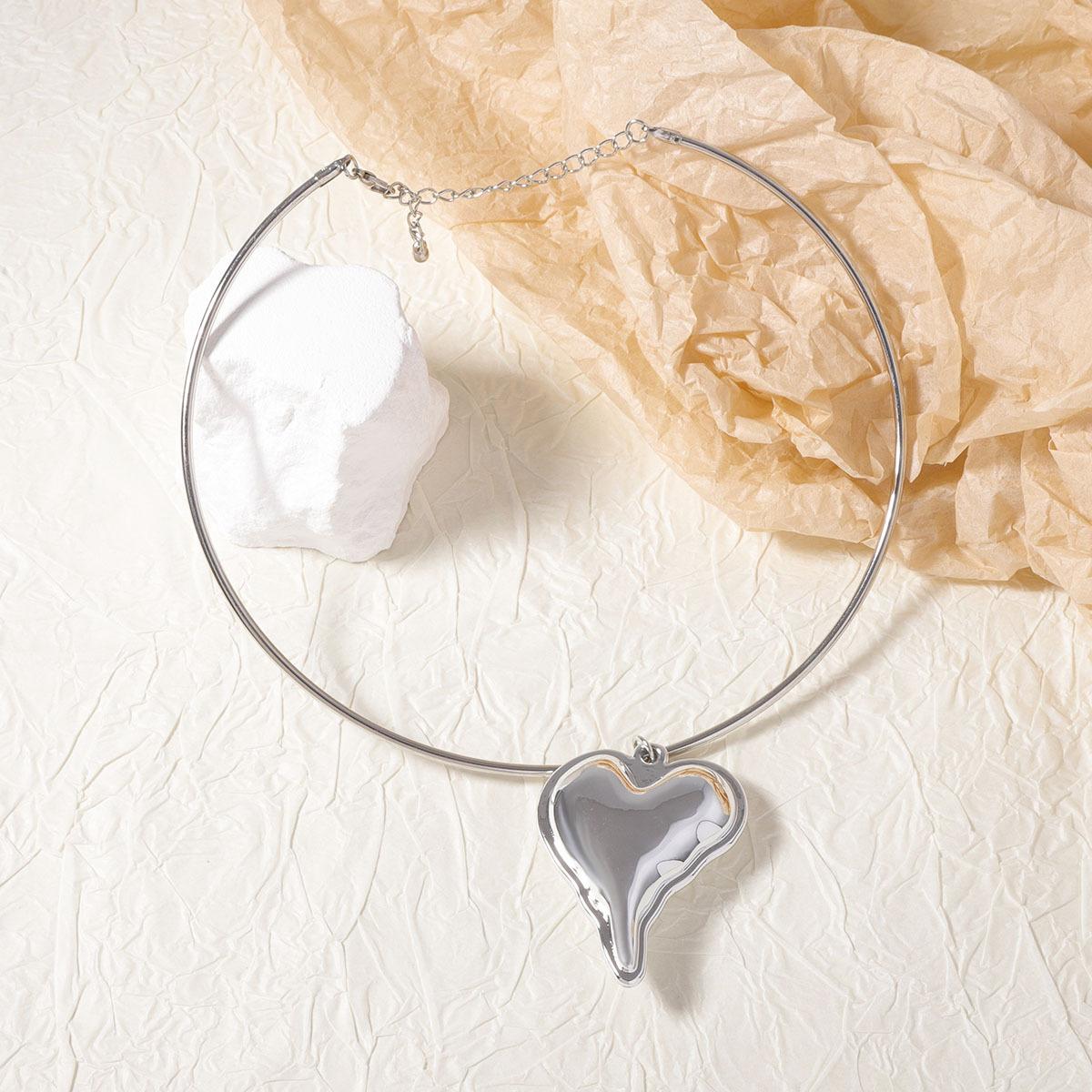 

Hip-hop punk style, simple and fashionable CCB heart-shaped pendant alloy collar, versatile for daily motorcycle style
