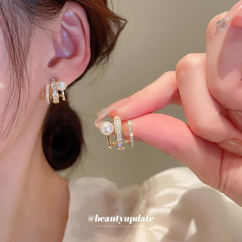 Silver needle zircon diamond pearl claw earrings Japanese and Korean niche design temperament earrings simple fashion earrings women