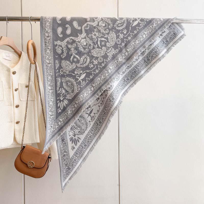 Spot autumn and winter roll grass triangle towel European and American retro skin-friendly boutique jacquard cashew flower imitation cashmere shawl