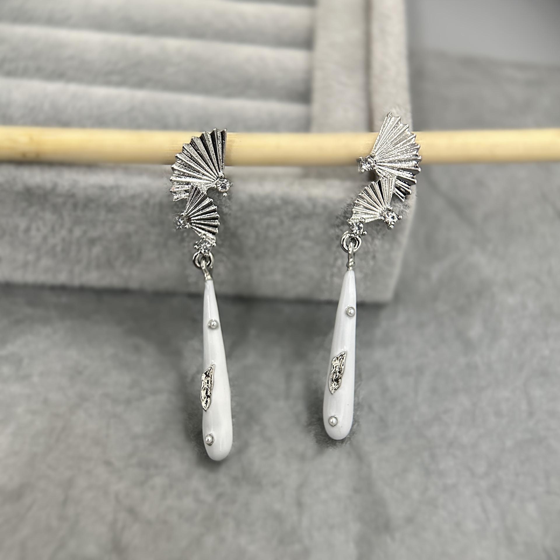 

Retro Chinese Style Inlay Zircon Sliver Color Fan Black Water Droplet Long Tassel Dangle Earrings for Women Temperament Jewelry білий