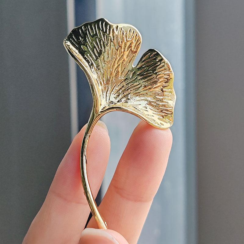 Ginkgo Biloba Brooch, High-End Female Luxury Temperament, Design Sense, Niche Flash Diamond Pin, Exquisite Suit Corsage Accessories