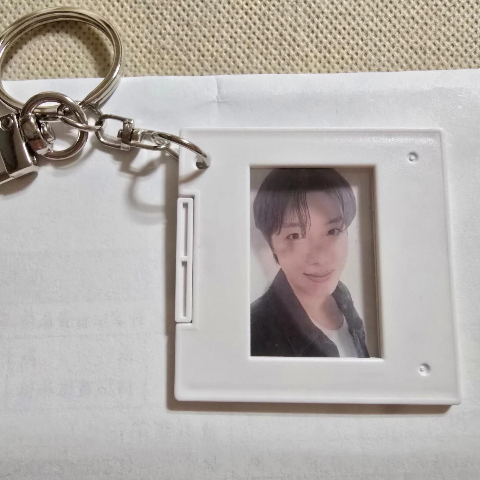 

BTS 5-й АЛЬБОМ ARIRANG 2026 WEVERSE POB ФОТОКАРТКА EARLY BIRD ТА КІЛЬЦЕ ДЛЯ КЛЮЧІВ З КРІПЛЕННЯМ ДЛЯ ФІЛЬМУ SELPIE FILM MOUNT KEYRING - J-HOPE