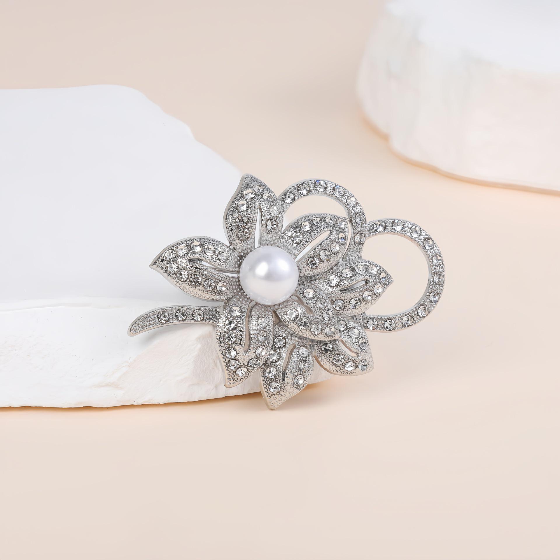 Брошь-цветок с жемчугом и бабочкой в корейском стиле - Элегантный аксессуар для осенне-зимней одежды белый