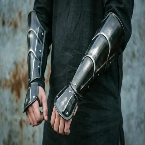 Mittelalterliche Armschienen Stahl-Vambraces Rüstung Gotische Armschützer Geschwärzter Ritter LARP Cosplay Plattenrüstung