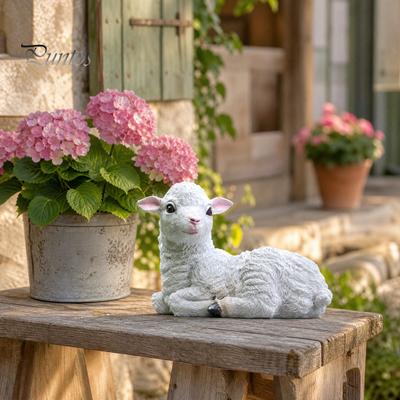 Figurina di Pecora in Resina Statua da Esterno, Scultura da Giardino, Carino Arredamento Rustico Ornamento di Agnello Realistico per Cortile Decorazione Prato