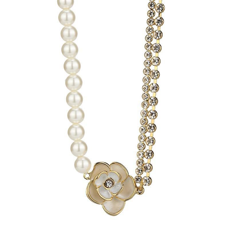 French Retro Camellia Pearl Necklace with Asymmetrical Rhinestone Chain – Elegant Neck Accessory