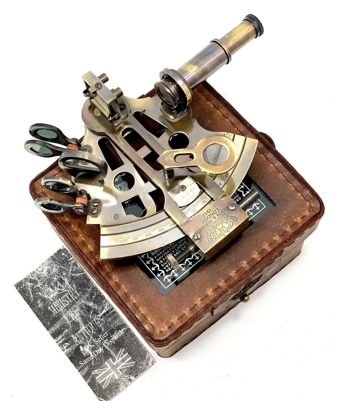 

Старовинний морський морський секстант. Вінтажна морська астролябія. Корабельні інструменти з оригінальною піною. Латунний корабельний секстант зі скляною верхньою коробкою.