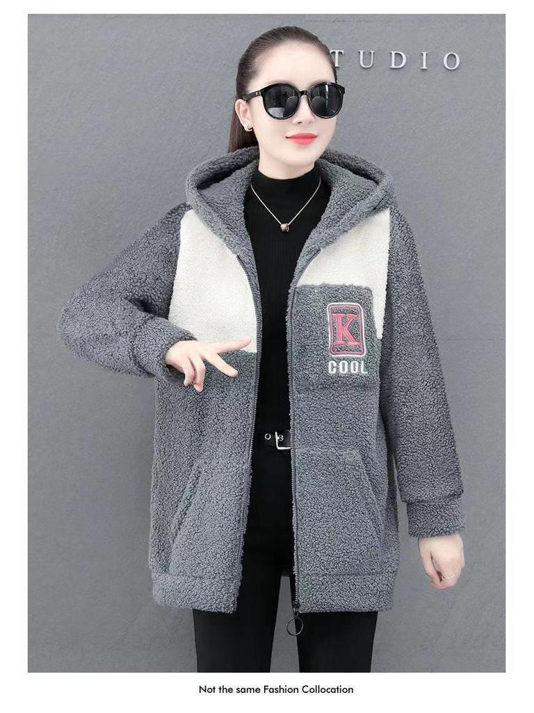 Damski sweter-płaszcz z haftem, blokami kolorów, z wełny jagnięcej - Średniej długości, podszyty polarem, sztuczne futro, luźny krój, Moda jesień/zima