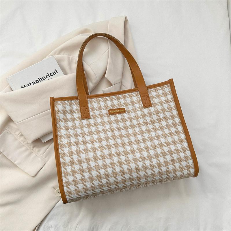 

Chic Street Style Canvas Tote Bag For Women Featuring Soft Structure And Zipper Closure коричневий