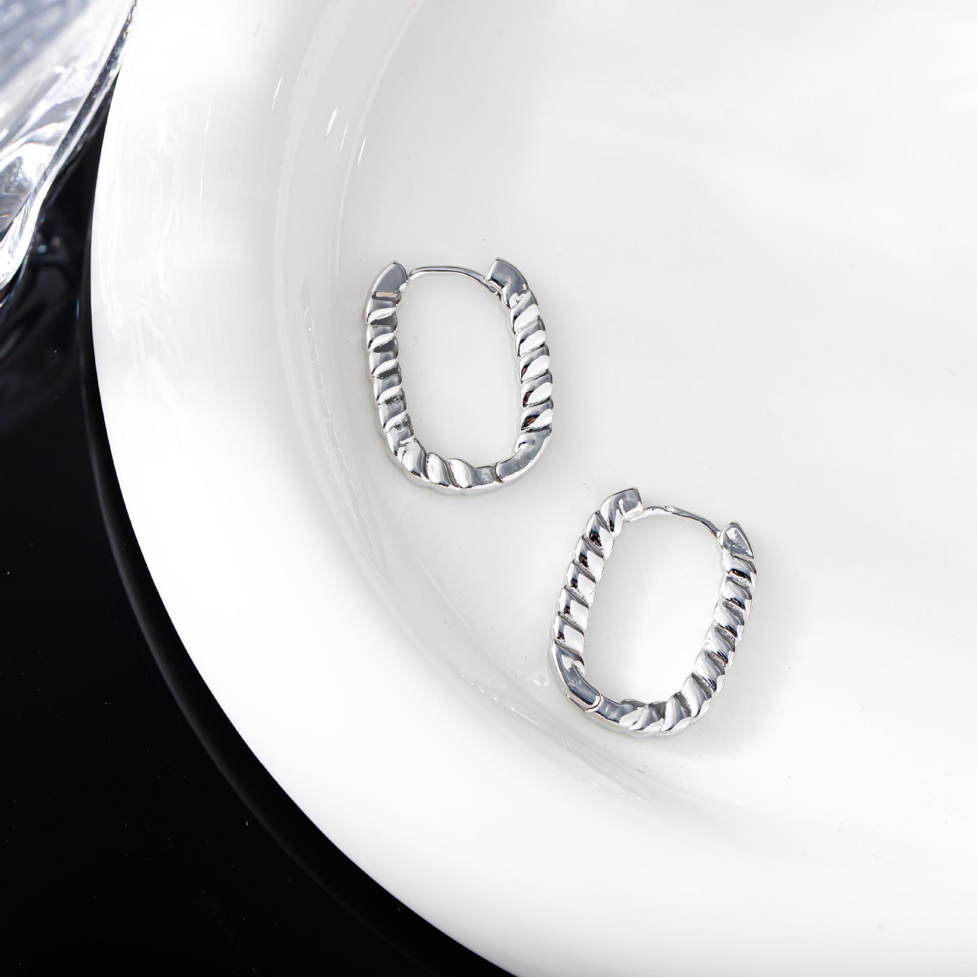 Korean Style Twisted U-Shaped Cable Knit Ear Cuff - Trendy Unisex Earrings