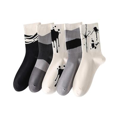 Chaussettes mi-mollet tendance décontractées sportives polyvalentes pour hommes et femmes avec éclaboussures d'encre graffiti, bloc de couleurs noir et blanc