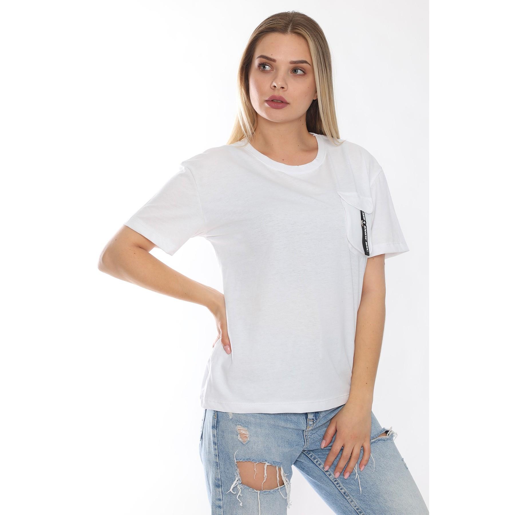 

Свободная женская футболка в полоску с кнопками на карманах