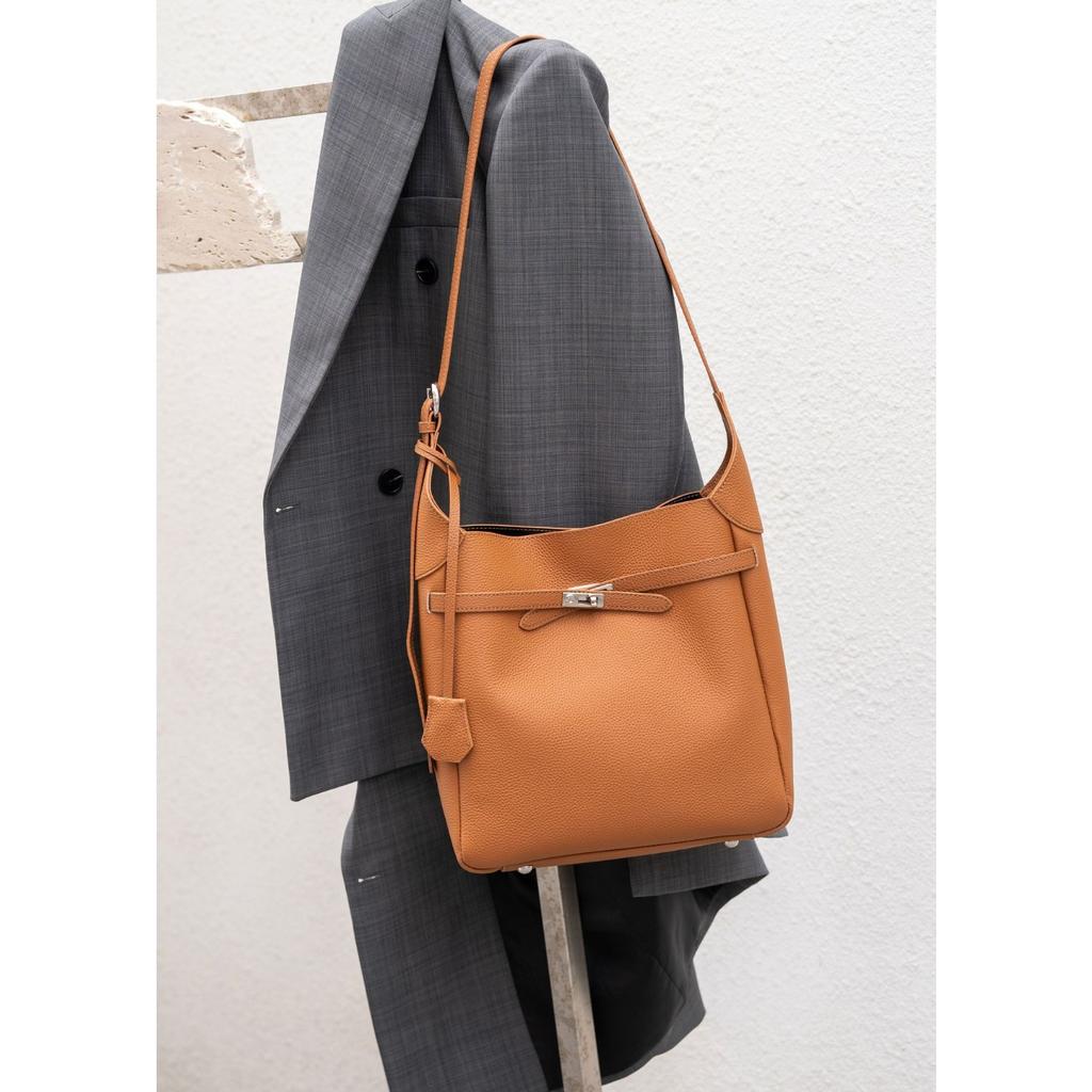 Rindsleder Damen Schulter Umhänge Einfache und Modische Ledertasche Große Kapazität Muscheltasche Weiches Leder Eimertasche