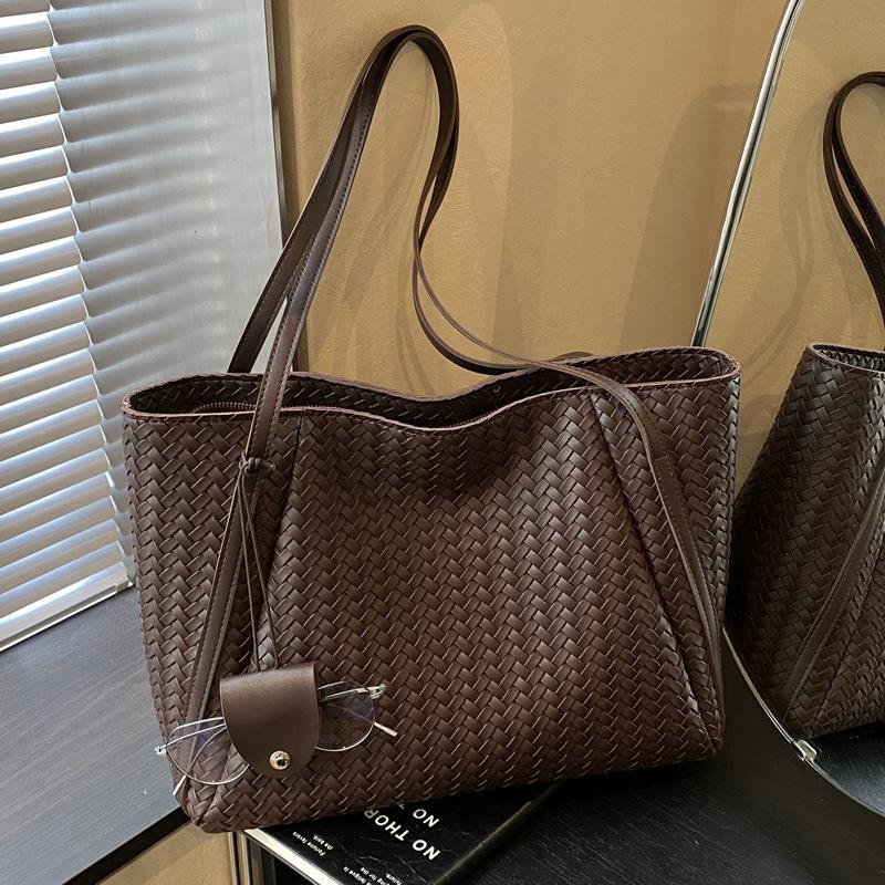 Large capacity bag women's tote bag 2025 new retro versatile shoulder bag woven pattern fashion underarm bag