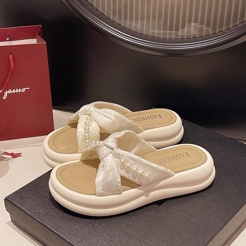 2025 new thick bottom stepping on shit feeling one-word sandals women summer wear Internet celebrity casual retro pearl national style slippers