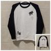 25SS Kříž Chromové Kopyto Sanskrtský Potisk Černobílé Raglánové Tričko s Dlouhým Rukávem
