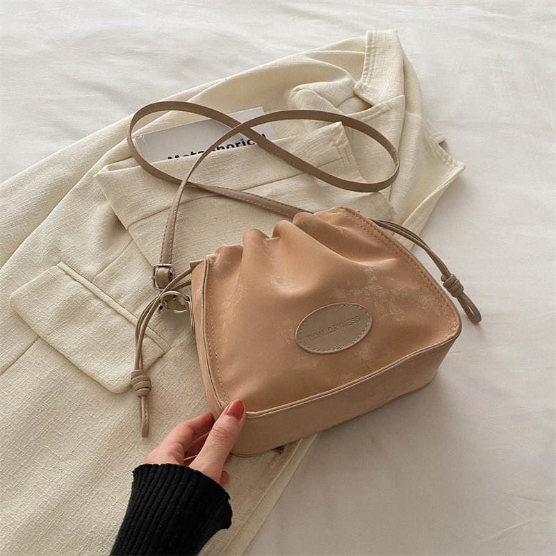 Стильная женская сумка через плечо 2024 Модная весенняя повседневная сумка кроссбоди Модная сумка-облако Without Pendant хаки