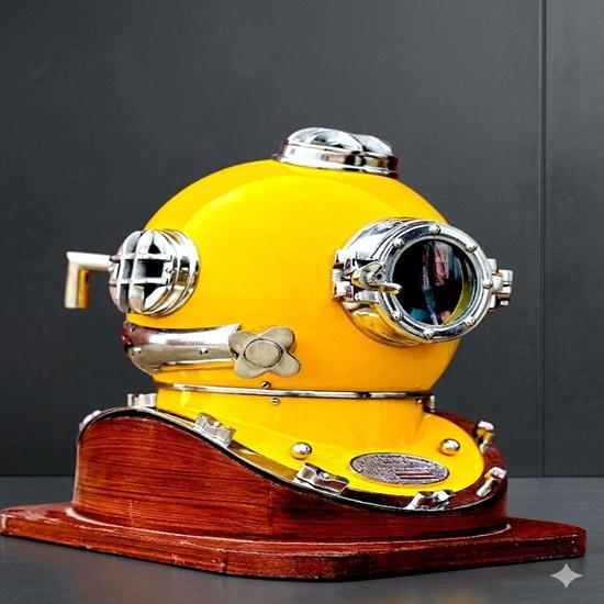 Gelber Taucherhelm mit Holzsockel Vintage Taucher Dekoration