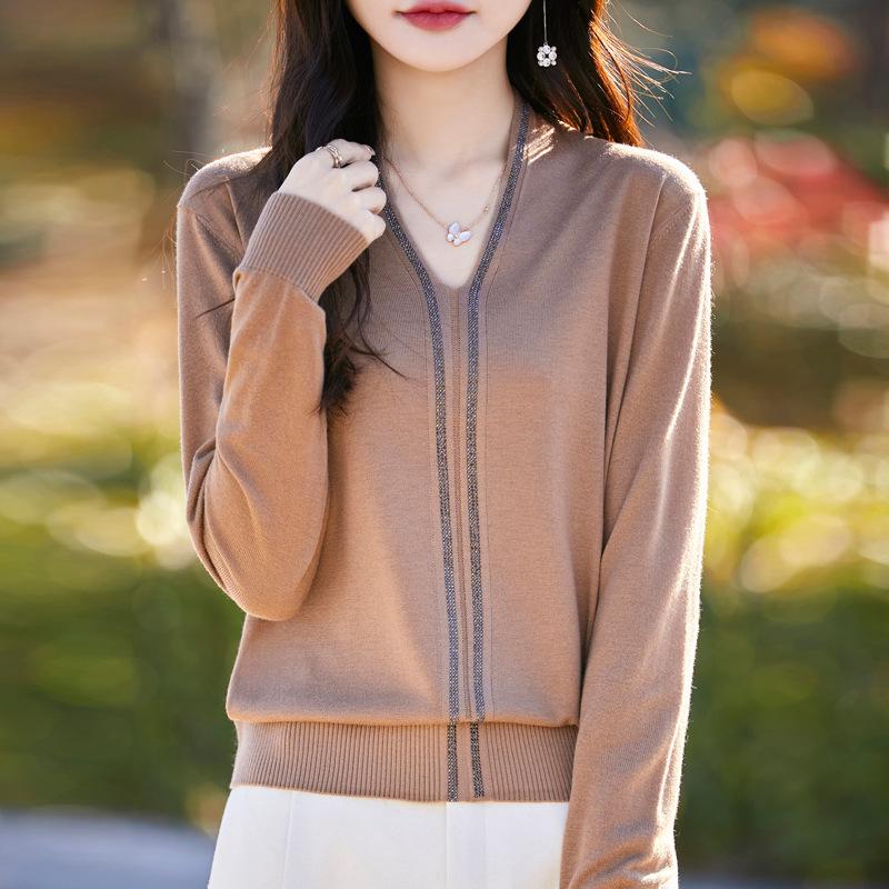 

Spring 2025 Fine Merino Wool V-Neck Knitwear with Rhinestone Detail L