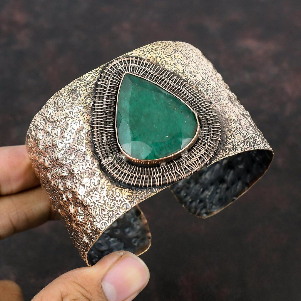 Fasetovaný zambijský smaragd náramek měděný drát omotaný náramek drahokam nastavitelný náramek ručně vyráběný náramek měděný drát šperky svatební dárek