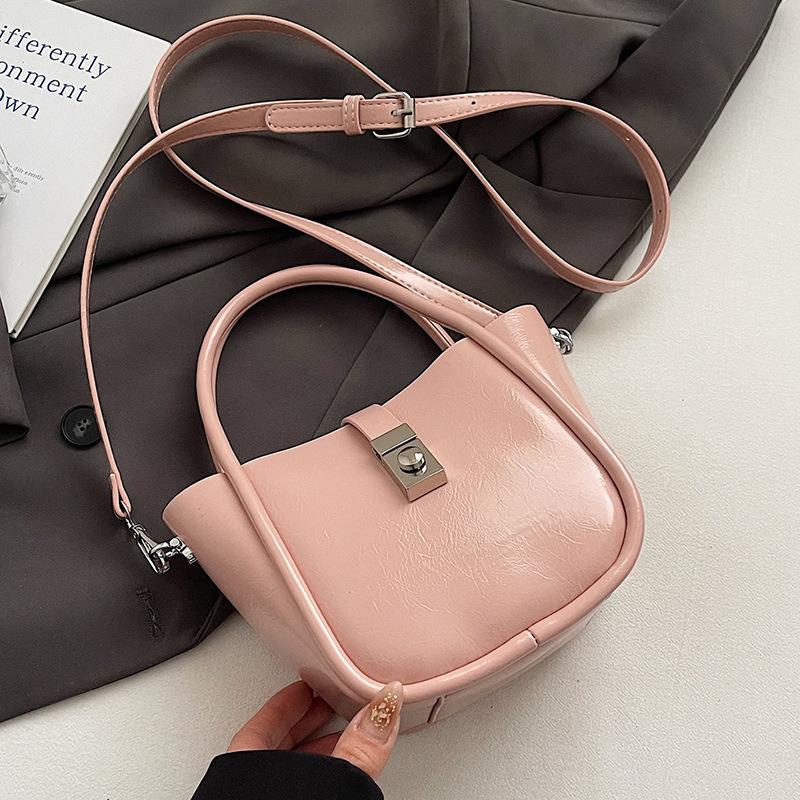 

Spring and summer new casual simple high-end oil wax leather portable bucket bag Korean version niche design solid color messenger bag