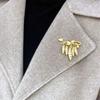 Broche à pompon Gousse de pois perle dorée: Épingle Rétro Élégante pour la Mode Féminine