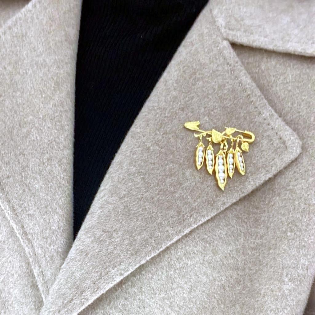 Broche à pompon Gousse de pois perle dorée: Épingle Rétro Élégante pour la Mode Féminine