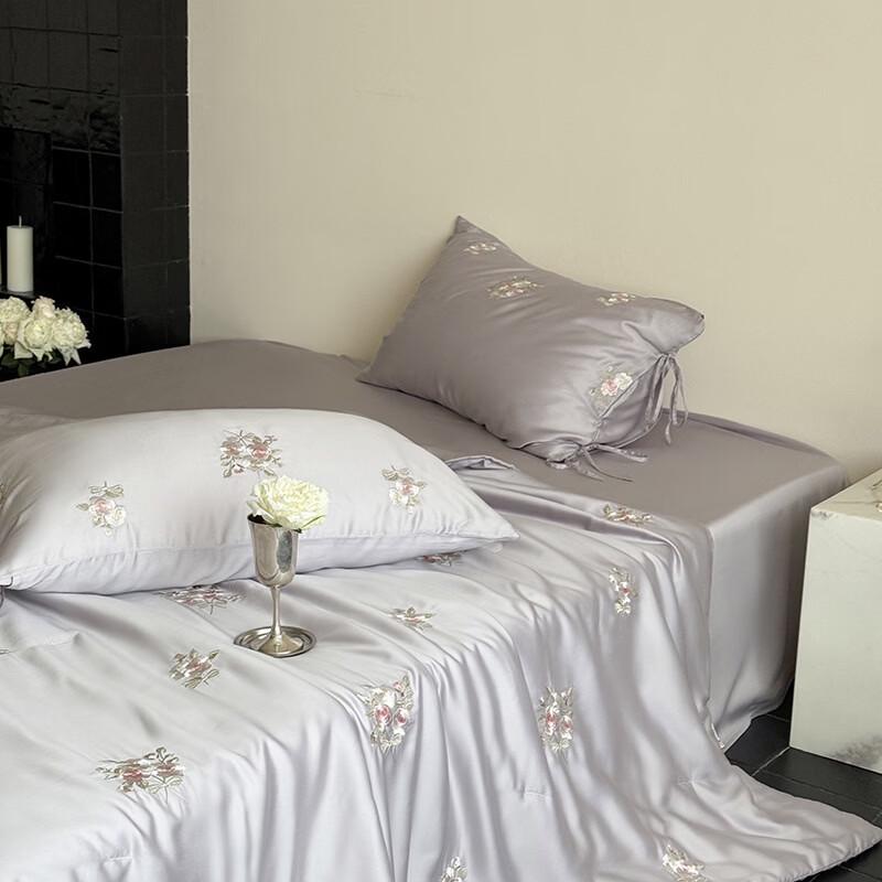 Brangdy Ice Silk Rose Embroidered Quilt